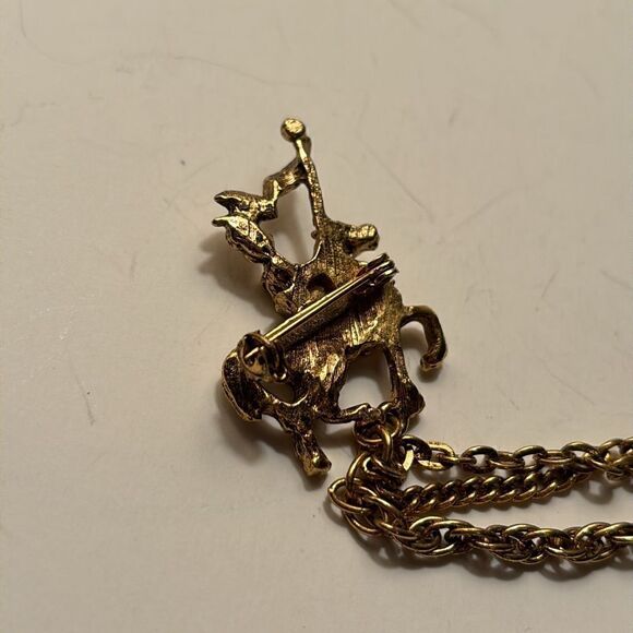 Vintage Gold Tone Knight and Fleur De Lis Sweater Cloak Pin - Picture 6 of 7